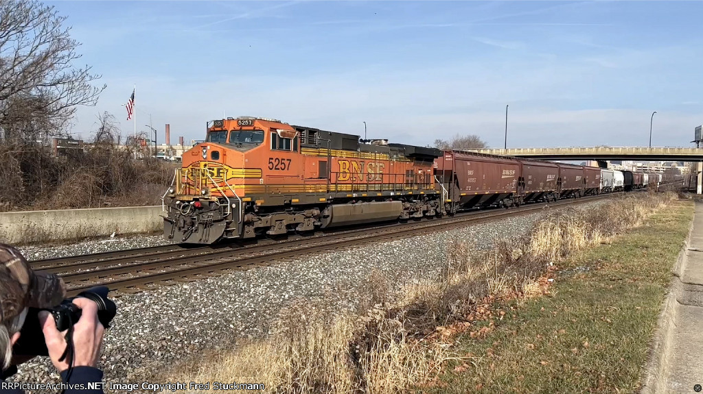 BNSF 5257 and my buddy Richard.